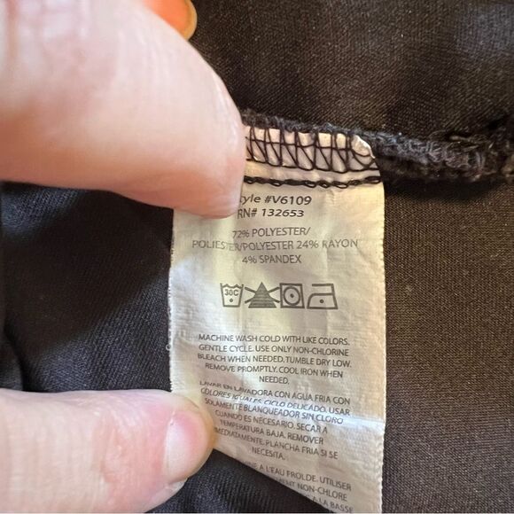 Vera Bradley Black Scrub Top. Size XL. Great Condition!! - Picture 8 of 10